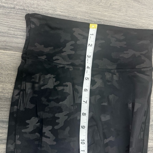 SPANX Faux Leather Camo Leggings Matte Black Camo S SM Small - Picture 11 of 14